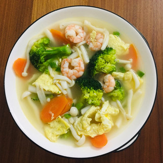 西兰花红萝卜菌菇虾仁汤