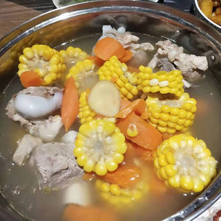 胡萝卜玉米筒子骨汤