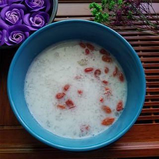 椰浆炖雪燕雪莲子