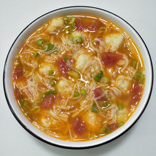 西红柿金针菇鱼丸汤