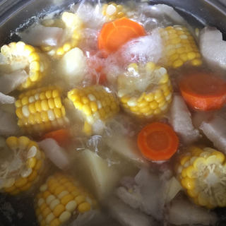 玉米炖猪肉汤