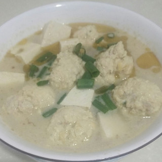 鸡肉丸子豆腐汤
