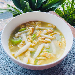 金黄鲜美的丝瓜鸡蛋菌菇汤，简单又低脂，全家都喜欢