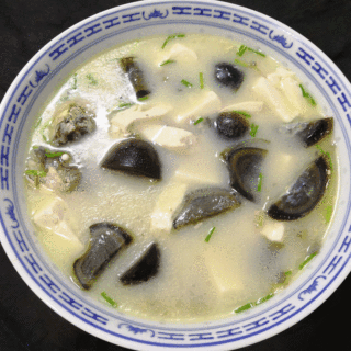 鲫鱼皮蛋豆腐汤
