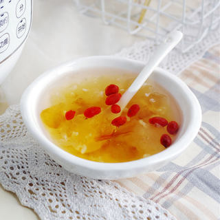 桃胶米酒银耳羹