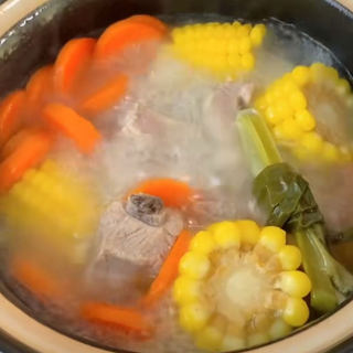 胡萝卜玉米排骨汤