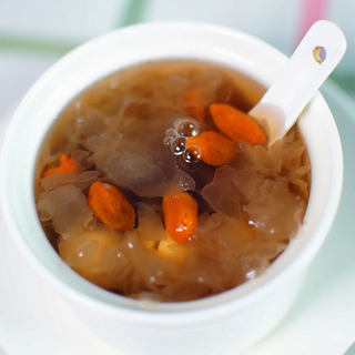 银耳莲子羹