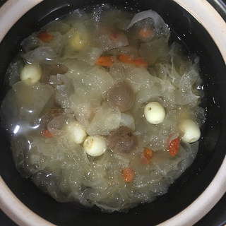 银耳桂圆莲子羹