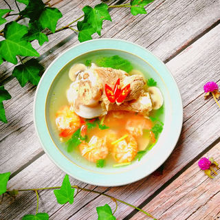 鲜虾:腿骨蘑菇鲜虾汤