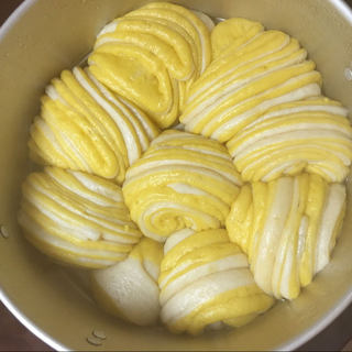 南瓜面双色花卷