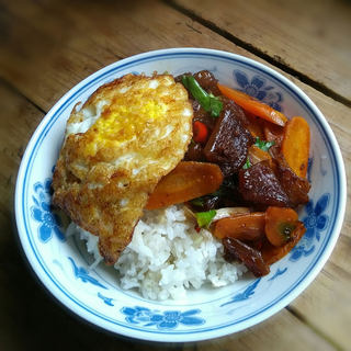 卤牛腩盖码饭