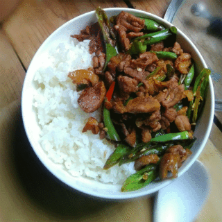 农家小炒肉盖码饭