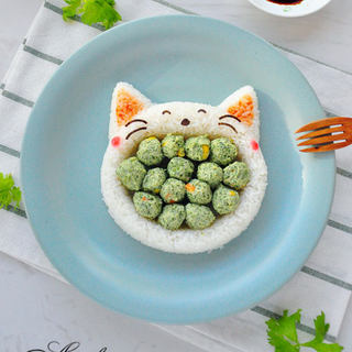 大嘴吃饭的猫