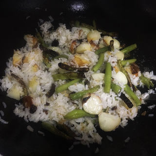 腊肉豆角土豆焖饭