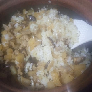 萝卜香菇瘦肉砂锅饭