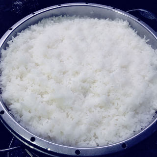 农村灶台蒸米饭