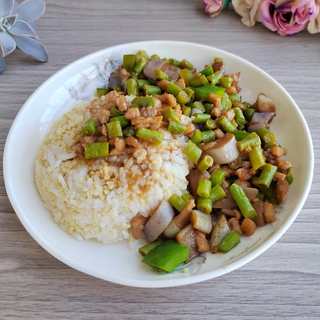 肉末豇豆盖浇饭