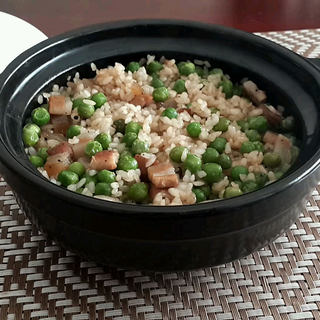 腊肉豌豆焖饭
