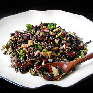蔓越莓核桃拌菰米饭