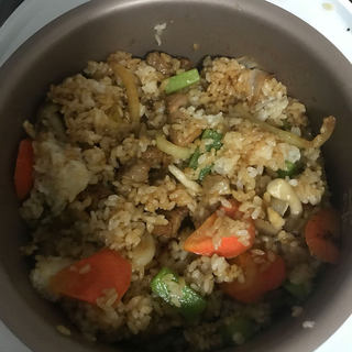 什锦蔬菜排骨煲仔饭