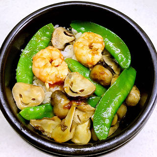 虾仁草菇煲仔饭