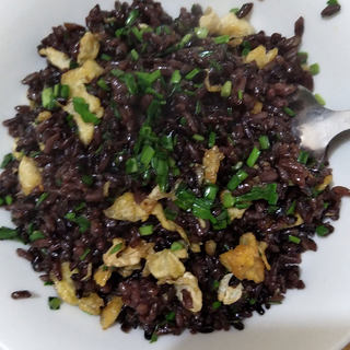 炒黑米饭