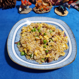 香肠豌豆蛋炒饭
