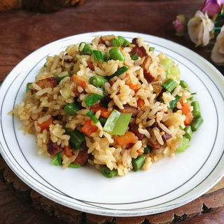 肉丁蔬菜炒饭