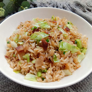 包菜腊肉炒饭