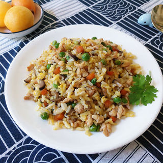 香菇胡萝卜豌豆鸡粒炒饭