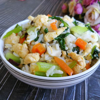 青菜香菇鸡蛋炒饭