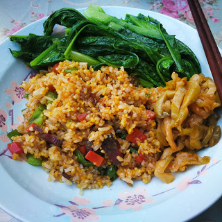 青椒胡萝卜腊肉炒饭