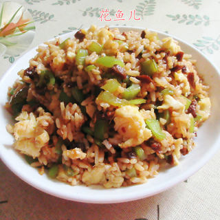 香菇酱鸡蛋青椒炒饭