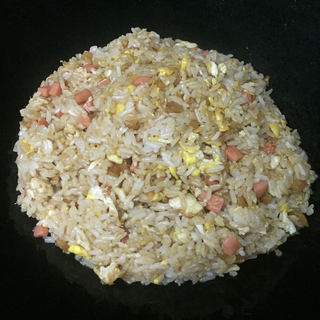 萝卜干鸡蛋火腿肠炒饭