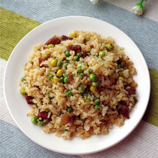 【豌豆菇凉与腊肠先生的邂逅】豌豆腊肠炒饭