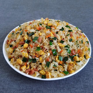 脆皮肠鸡蛋炒饭