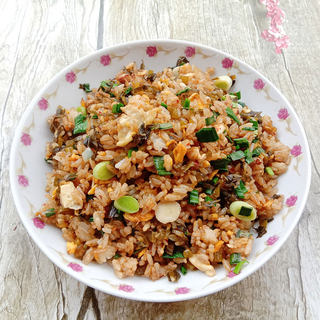 酸菜蛋炒饭