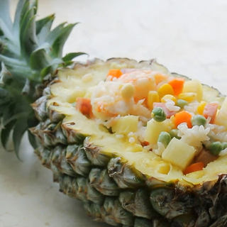 连碗都省了的“菠萝船炒饭”