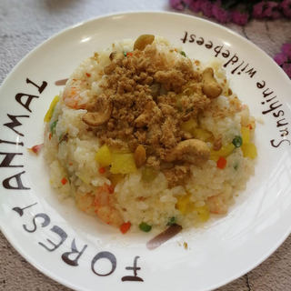 菠萝虾仁炒饭