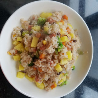 菠萝时蔬炒米“便当”