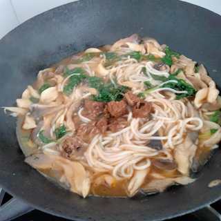 牛肉酱炒米线