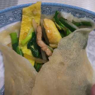 落花满春光，疏柳映新塘