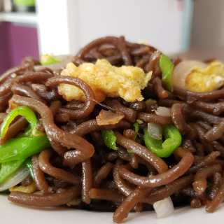青椒洋葱炒红薯饸饹面