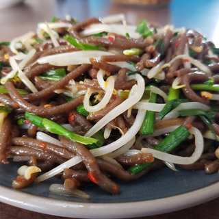 绿豆芽炒红薯饸烙面
