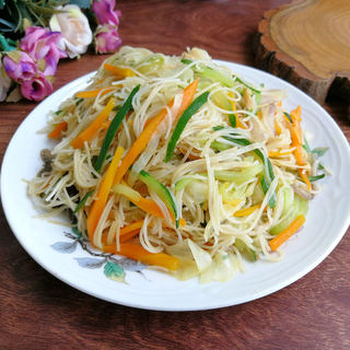 包菜黄瓜炒米面