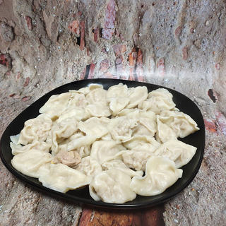 北方人喜欢吃饺子，作为南方人的我也喜欢吃面食，美味的一盘饺子，不比外面卖的差，操作简单！一份玉米肉末饺子
