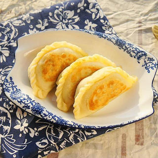 烫面香椿鸭蛋馅煎饺