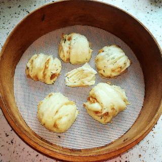 花样面食一一香肠碎花卷