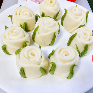 “花样美食”白玫瑰花馒头