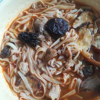 鸡汤野蘑菇挂面